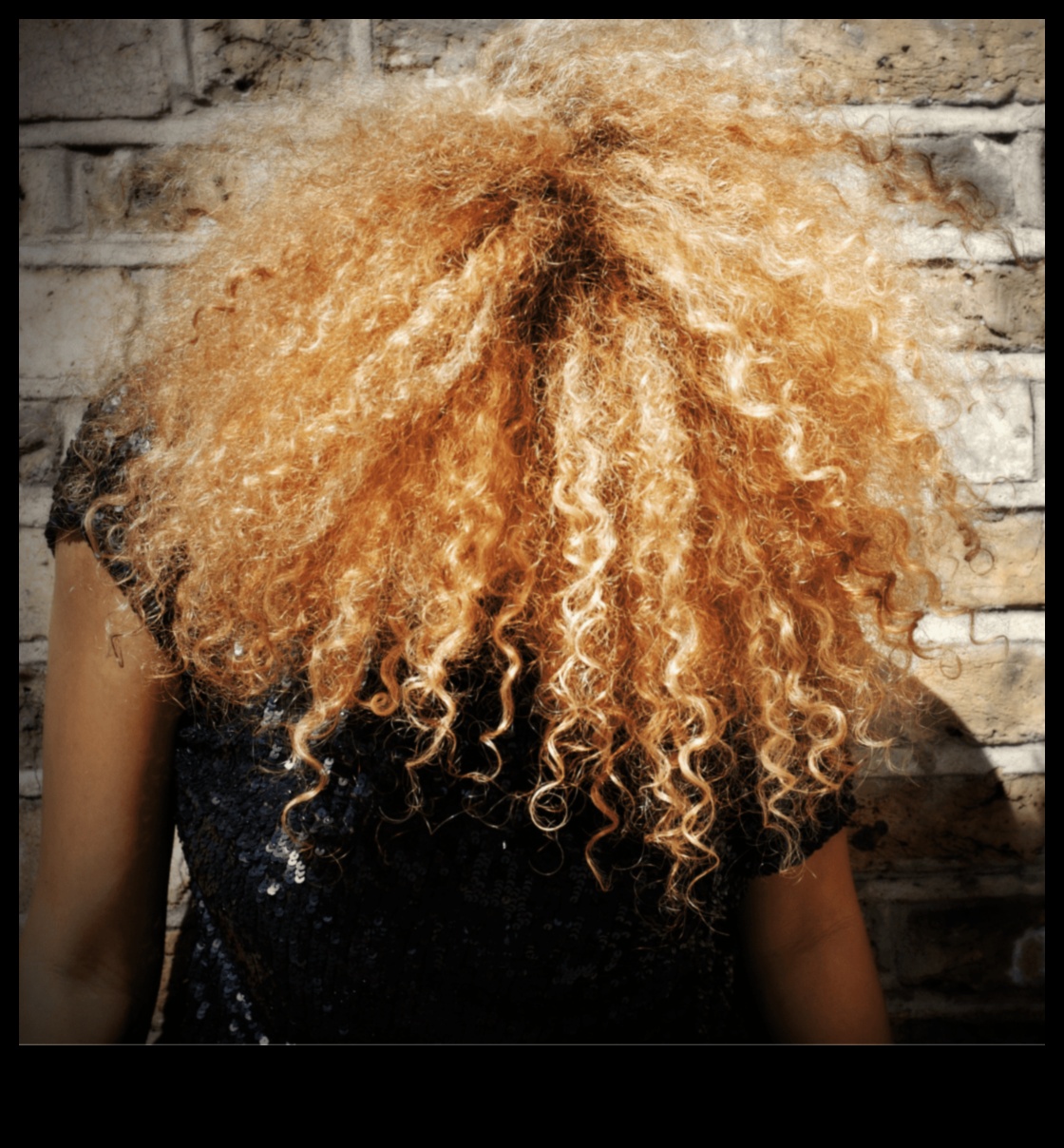 מתלתלים ועד סגנונות חלקים: התאמת שיער בלונדיני למרקמים שונים