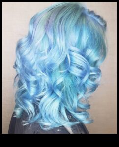 זוהר קרחוני: רעיונות לצבע שיער כחול מגניב וקפוא לחורף
