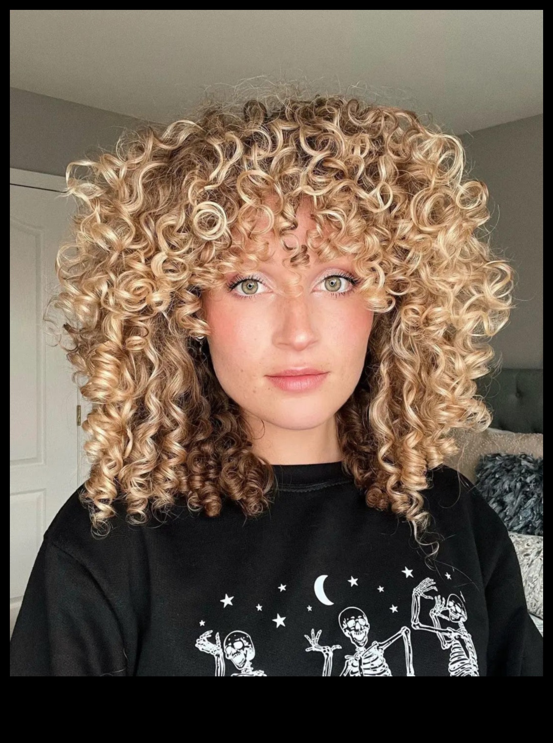 מתלתלים ועד סגנונות חלקים: התאמת שיער בלונדיני למרקמים שונים