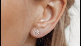 פריחה נשית: חבק עדינות עם עיצובי העגילים הנשיים שלנו