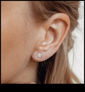 פריחה נשית: חבק עדינות עם עיצובי העגילים הנשיים שלנו