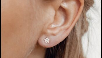 פריחה נשית: חבק עדינות עם עיצובי העגילים הנשיים שלנו